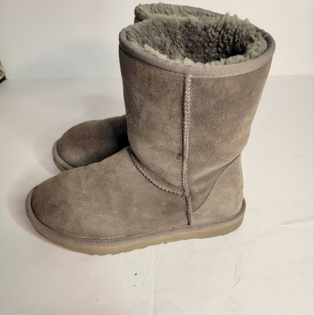 Ugg Boots Classic Short Sz 7 Gray Sheepskin Lined 5825